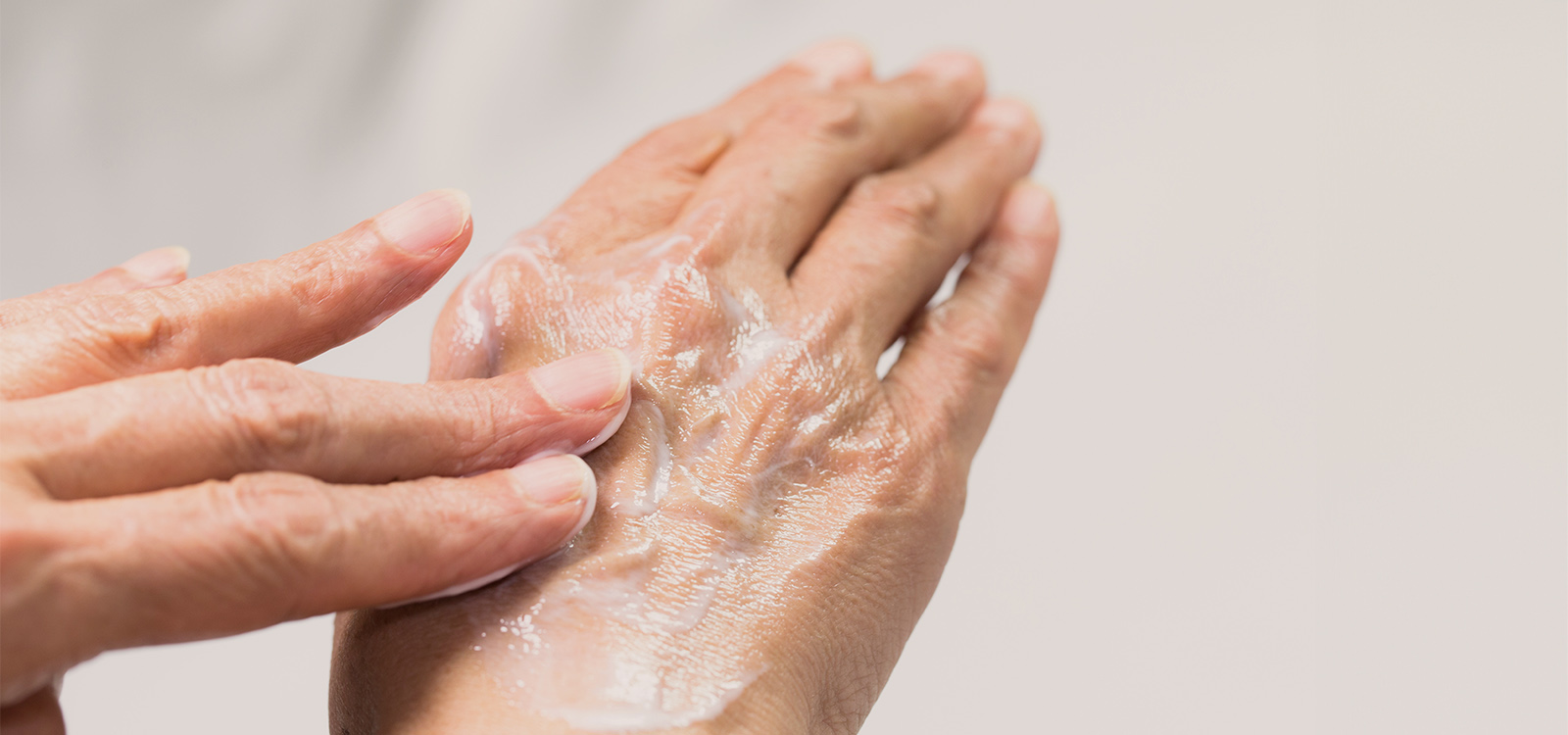 Imagen de una mano donde se aparece lavándose las manos Imagen de una mano donde se aparece lavándose las manos